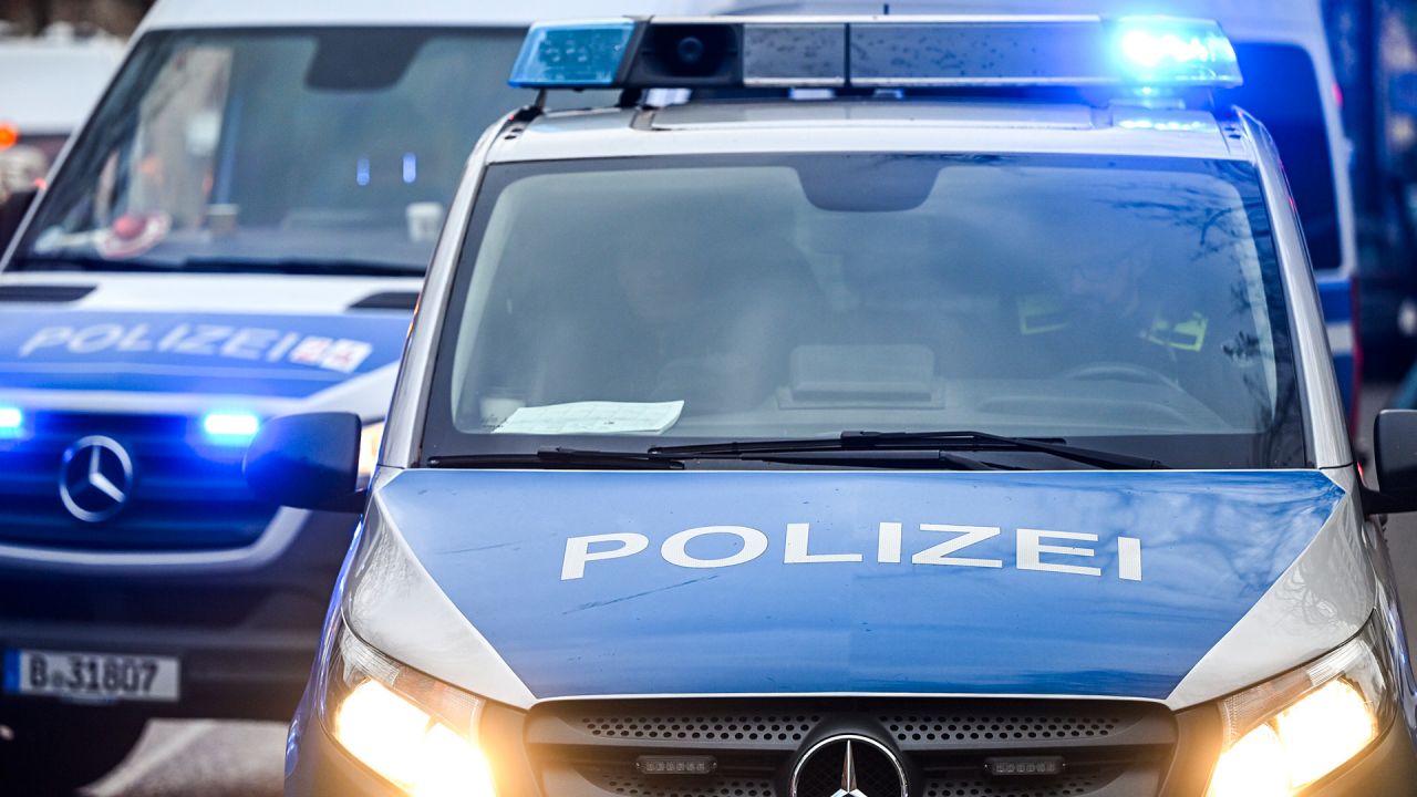 Berliner Polizei stürmt Wohnung in Hellersdorf nach Axtangriff auf Hund
