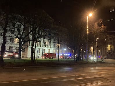 Am Samstagabend hat es in einem Bürogebäude in der Großen Fleischergasse in Leipzig gebrannt. Einsatzwägen der Feuerwehr standen bis auf den Ring.