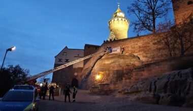 Aktivistinnen seilen sich von der Kaiserburg Nürnberg ab