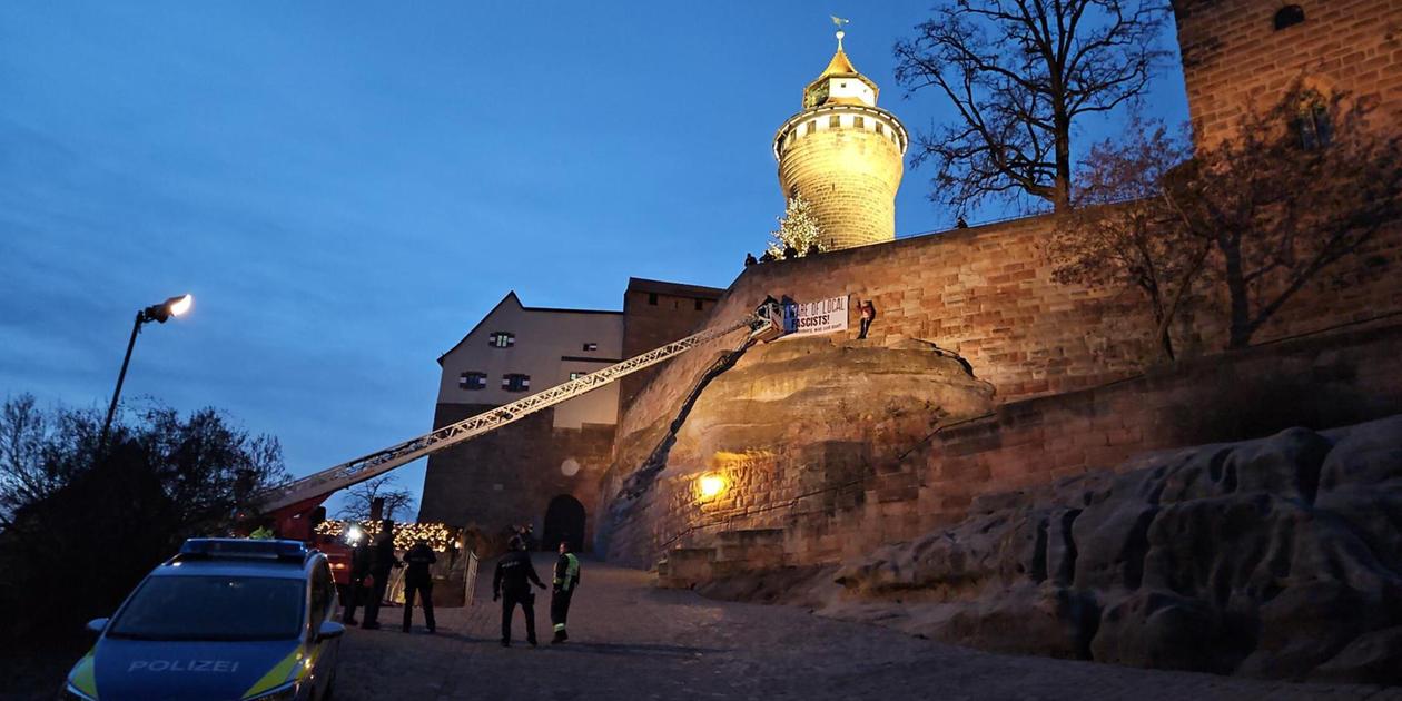 Aktivistinnen seilen sich von der Kaiserburg Nürnberg ab