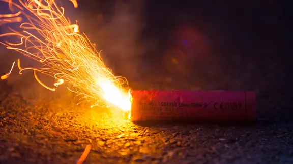 Ein Böller liegt auf dem Boden.