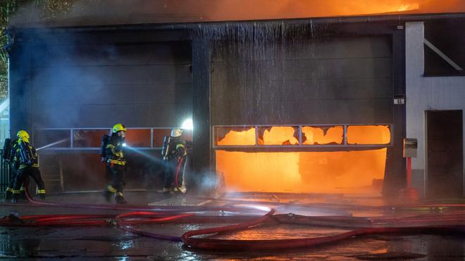 Notfälle: Eine Lagerhalle in Barsbüttel steht in Flammen.