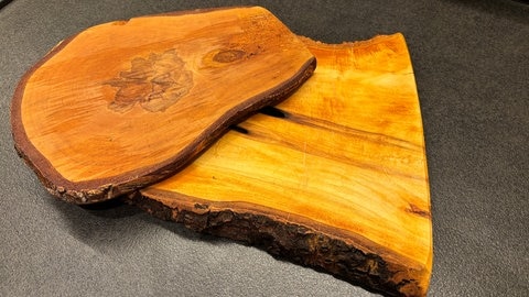 Ein sebstgemachtes Schniedebrett aus Holz, da ist jedes Stück ein Unikat.