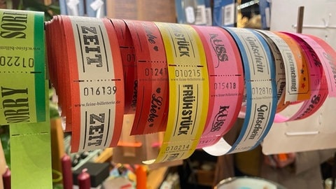 Vorgedruckte Gutscheine, bunt und veilfältig: Vom Frühstücksgutschein über ein Eis bis hin zu Liebe und Zeit.  mal ganz anders