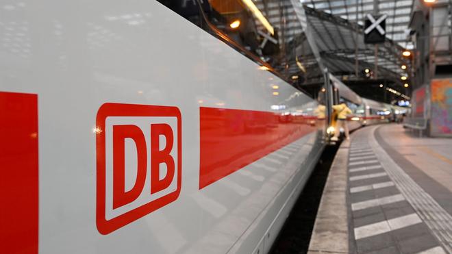 Oberleitungsstörung: Ein Fernverkehrszug der Deutschen Bahn steht am Gleis. (Symbolbild)