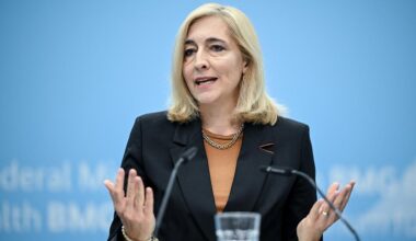 Warken gibt Krankenkassen Mitschuld bei Beitragserhöhungen