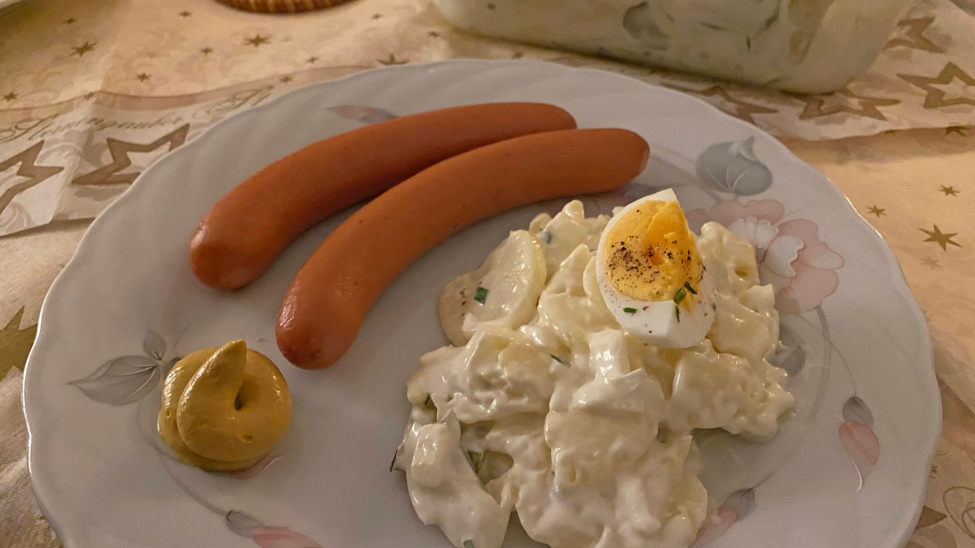 Bockwürste mit Kartoffelsalat (Symbolbild): Die Kombination ist ein Klassiker für die Weihnachtstage.