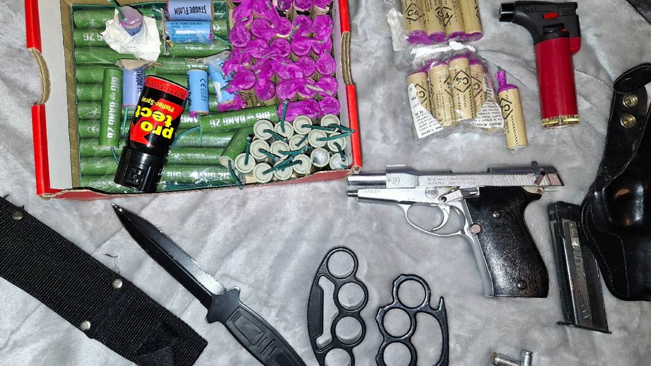 Berliner Polizei findet Waffen und Feuerwerk in Kinderzimmer