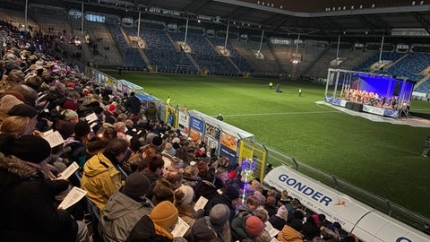 Menschen im Mannheimer Carl-Benz-Stadion