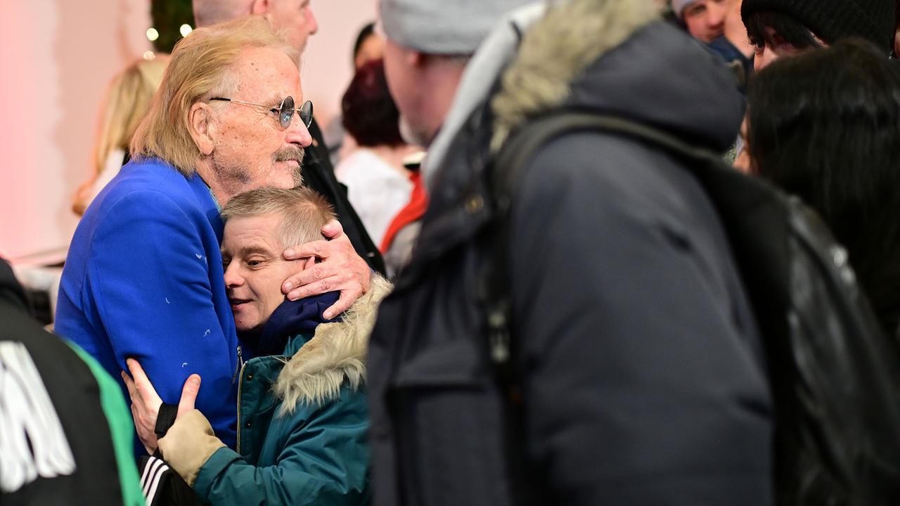 Berlin: Frank Zander feiert mit rund 2.500 Bedürftigen beim Weihnachtsessen