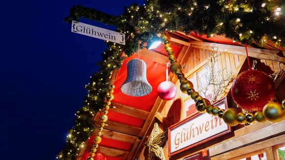 Ein dekorierter Glühweinstand auf einem Weihnachtsmarkt.