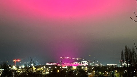 Das VfB-Station leuchtet lila in den Stuttgarter Nachthimmel. Das Lichterspiel sorgte für Staunen in Stuttgart und die Frage, ob es hier Polarlichter gibt.