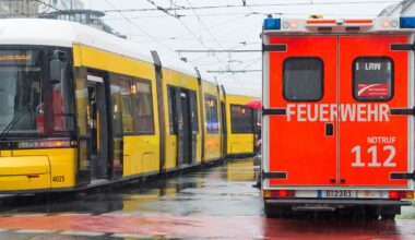 Straßenbahn nach Kollision mit Taxi entgleist