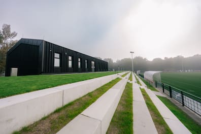 Drei neue Plätze, ein modernes Funktionsgebäude und eine Naturtribüne: Das Gelände von RB Leipzig am Cottaweg wächst weiter.