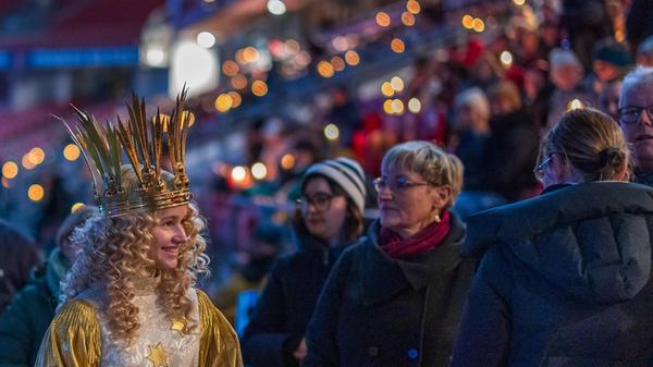 Das Nürnberger Christkind Nora Falk war ebenfalls vor Ort. Die 15-jährige Schülerin sprach mit Besuchern vor Ort und sang fleißig zu den weihnachtlichen Liedern mit. Dienstags und donnerstags ist Falk immer auf dem Christkindlesmarkt in Nürnberg zu treffen.