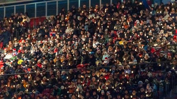 Ein Lichtermeer der Gemeinschaft: Tausende Besucher sitzen eng beisammen im Max-Morlock-Stadion und halten leuchtende Kerzen in den Händen. Bereits seit zehn Jahren wird das Adventssingen im Stadion veranstaltet. Ab Ende Oktober gehen die Karten dafür ein den Verkauf, diese kosten zehn Euro pro Person.