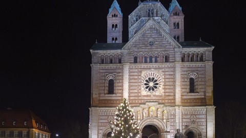 Speyer in der Weihnachtszeit. Der beleuchtete Kaiserdom (Archivbild).  