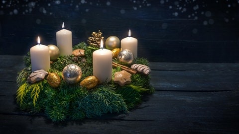 Weihnachten am vierten Advent: alle vier Kerzen sind an einem Adventskranz entzündet.