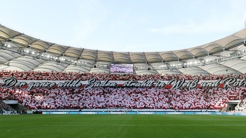 2024 ehrten die VfB-Fans Schwabenrocker Wolle Kriwanek im Heimspiel gegen Holstein Kiel (2:1) mit einer Choreographie. „Der ganze wilde Süden strahlt in weiß und rot.“