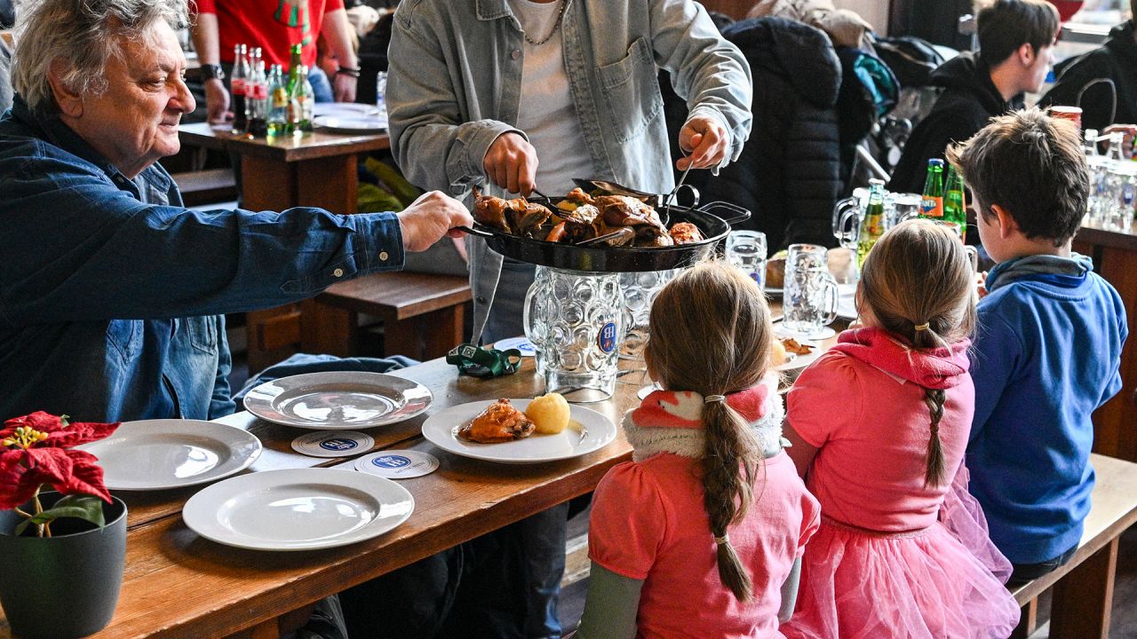 Arche verteilt rund 1.000 kostenlose Weihnachtsessen an Berliner Kinder