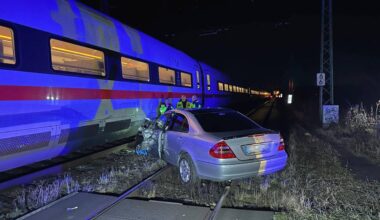 Fahrer leicht verletzt: ICE rammt Auto an Bahnübergang
