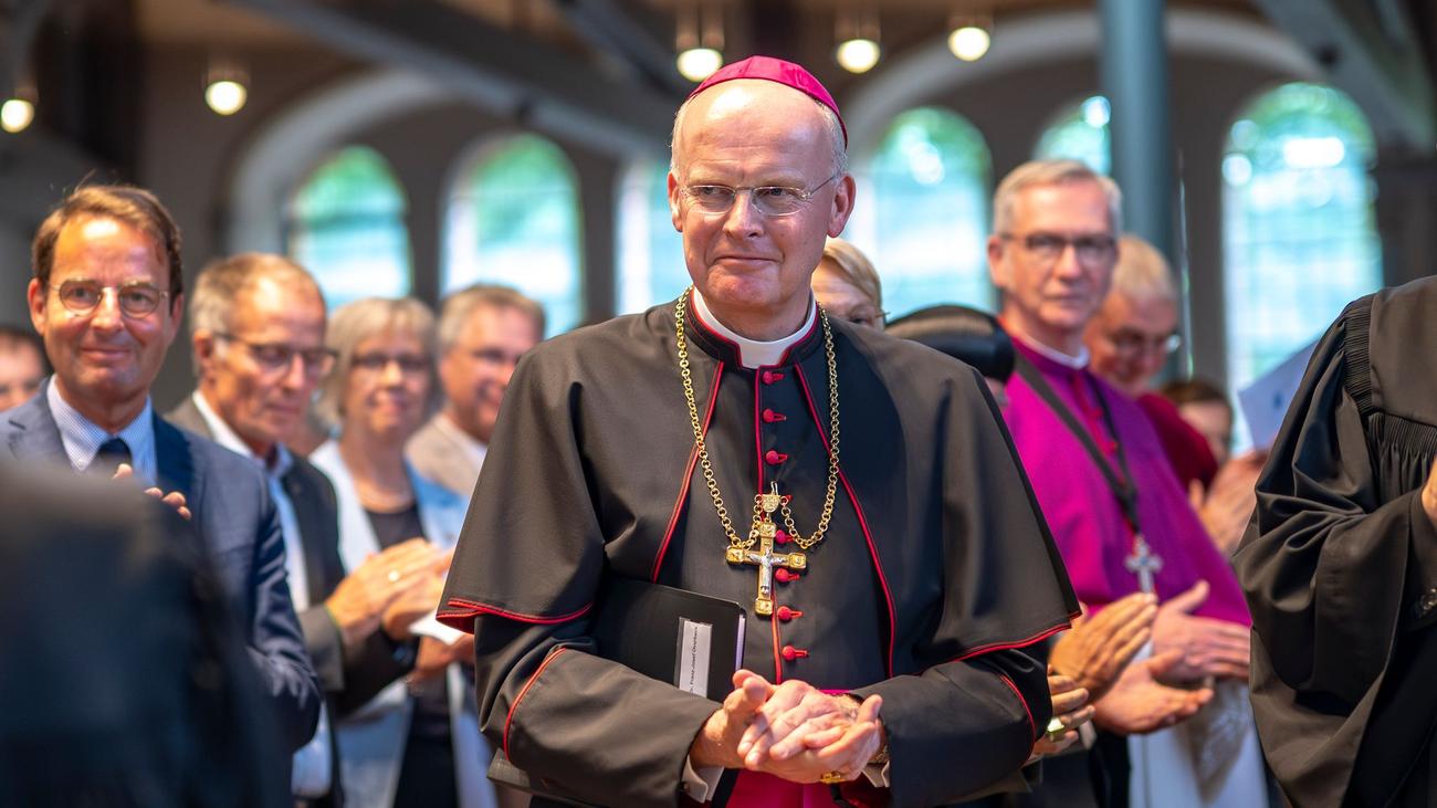 Weihnachtspredigt: Essener Bischof für moderaten Anstieg des Rentenalters