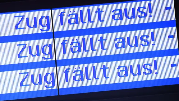 "Zug fällt aus" steht auf einer Anzeigetafel im Hauptbahnhof.