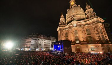 Weihnachtliche Vesper zieht Tausende an die Frauenkirche in Dresden