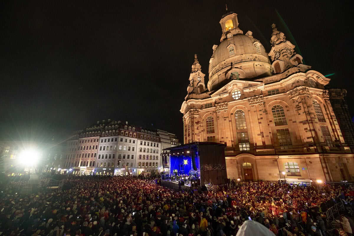 Weihnachtliche Vesper zieht Tausende an die Frauenkirche in Dresden