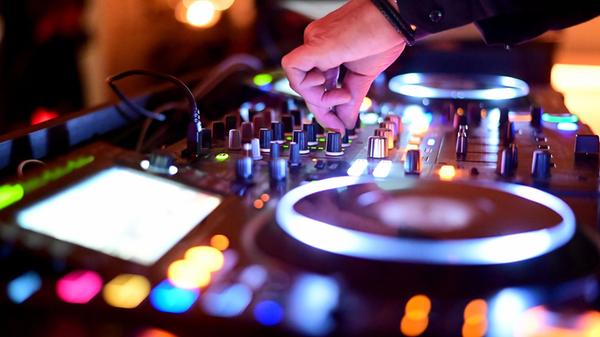 Elektronische Sounds laufen am Freitag im Mach 1.