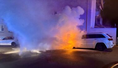 Feuer am frühen Morgen des 1. Weihnachtsfeiertags: Autobrand droht, auf Wohnhaus überzugreifen