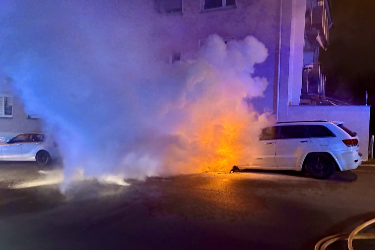 Feuer am frühen Morgen des 1. Weihnachtsfeiertags: Autobrand droht, auf Wohnhaus überzugreifen