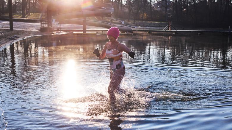 Eine Frau des Winter- und Eisschwimmvereins „Seehunde Berlin“ rennt am Weihnachtstag beim alljährlichen Weihnachtsschwimmen im Orangensee in Berlin aus dem Wasser. (Quelle: dpa/Schreiber)