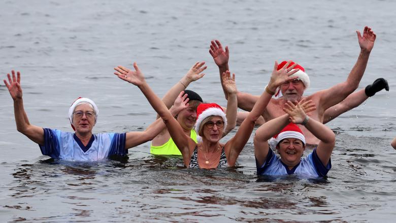 Archivbild: Brandenburg, Senftenberg: Die Mitglieder des Winterbadevereins Pirrlliepausen (norddeutsch für Eiszapfen) haben sich zu ihrem traditionellen Weihnachtsbad im Senftenberger See eingefunden. Bei Lufttemperaturen von minus ein Grad war es im fünf Grad kalten Wasser fast angenehmer als draußen. (Quelle: dpa/Wüstneck)