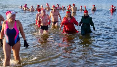 Dutzende Eisbader steigen in den Berliner Orankesee