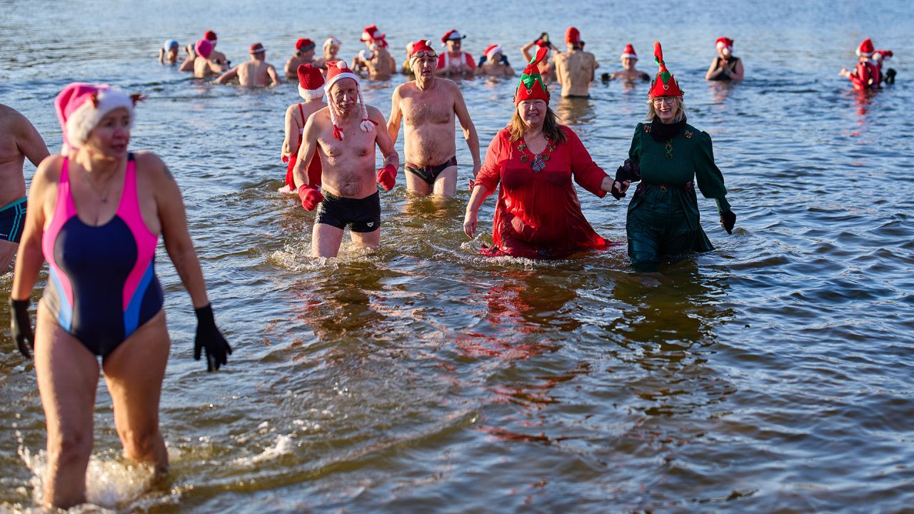 Dutzende Eisbader steigen in den Berliner Orankesee