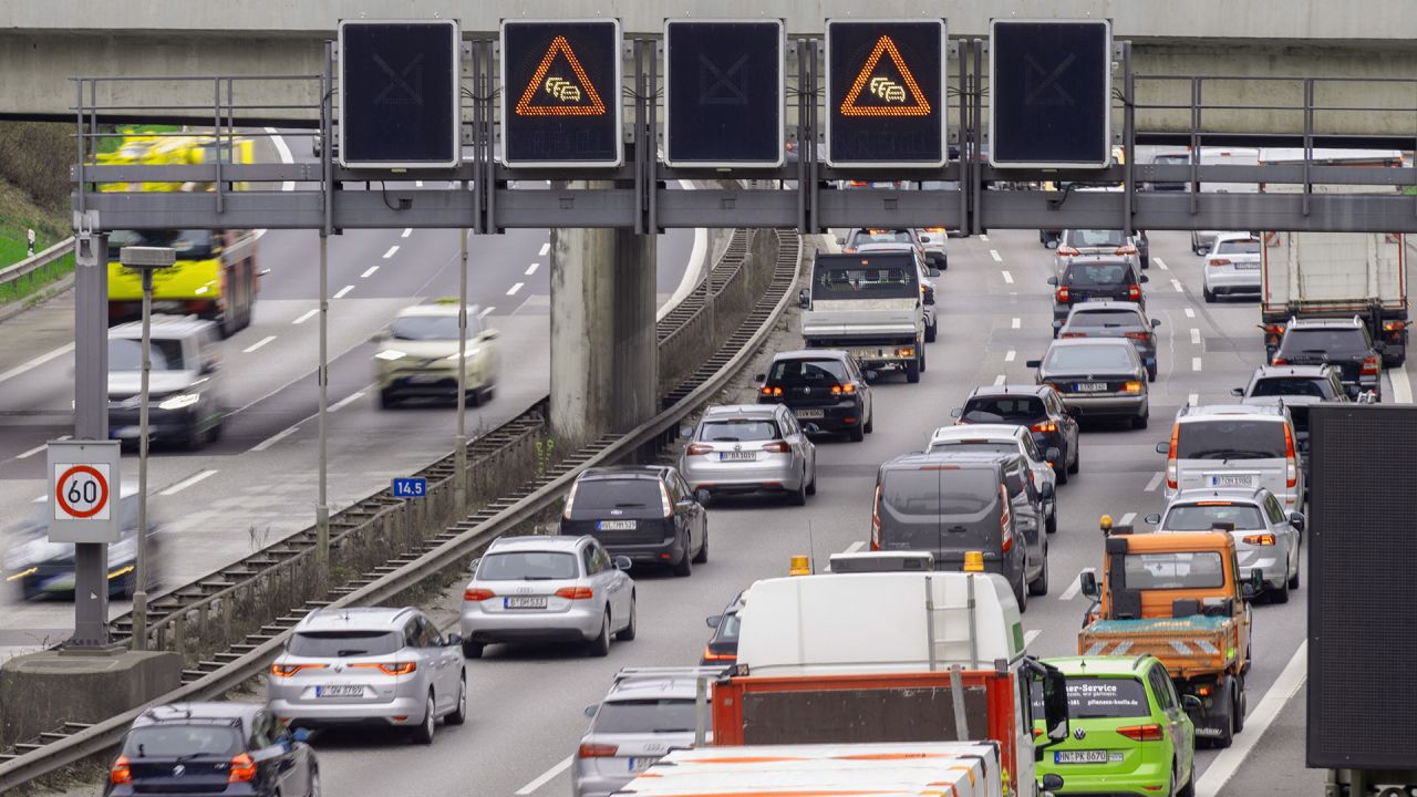 Wasserrohrbruch führt zu Staus und Sperrung auf A100 in Berlin