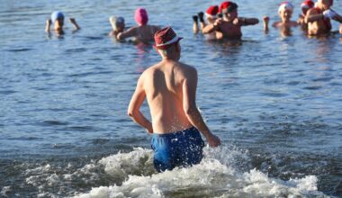 Eisbaden: Dutzende steigen zum Weihnachtsschwimmen in den Orankesee