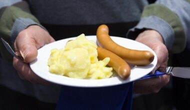 Baden-Württemberg: Kellerbrand in Stuttgart: Anwohner versorgen Feuerwehr mit Weihnachtsessen