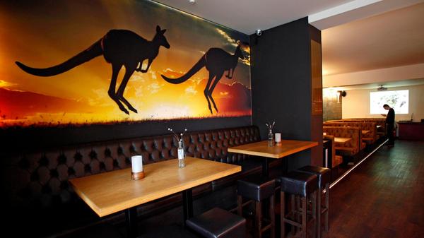 Das Australian Bar & Kitchen in der Nürnberger Altstadt war für 12 Jahre eine beliebte Anlaufstelle für Brunch, Burger und Cocktails. In einem Instagram-Beitrag kündigte das Australian Bar & Kitchen-Team die Schließung am Obstmarkt 26 Ende Juni an. Gründe dafür war ein neues Projekt, dass sie seitdem intensiver verfolgen wollten. Das Australian Bar & Kitchen in der Nürnberger Altstadt war für 12 Jahre eine beliebte Anlaufstelle für Brunch, Burger und Cocktails. In einem Instagram-Beitrag kündigte das Australian Bar & Kitchen-Team die Schließung am Obstmarkt 26 Ende Juni an. Gründe dafür war ein neues Projekt, dass sie seitdem intensiver verfolgen wollten.