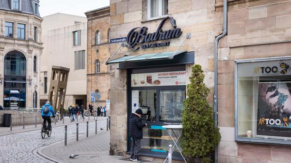 Nacht 28 Jahren Betrieb musste das Familienrestaurant Bodrum in der Fürther Innenstadt im März 2025 dicht machen. Was für viele Fans des türkischen Restaurants verwunderlich war, war der Grund: "auf eigenen Wunsch", teilten sie in einem Beitrag auf Facebook mit. Nun ist am Kohlenmarkt 2, in Fürth eine Filiale der Kette "Berliner Döner" vertreten. Nacht 28 Jahren Betrieb musste das Familienrestaurant Bodrum in der Fürther Innenstadt im März 2025 dicht machen. Was für viele Fans des türkischen Restaurants verwunderlich war, war der Grund: "auf eigenen Wunsch", teilten sie in einem Beitrag auf Facebook mit. Nun ist am Kohlenmarkt 2, in Fürth eine Filiale der Kette "Berliner Döner" vertreten.