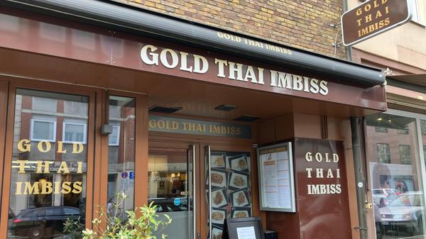 Das Gold Thai Imbiss bot in der Nürnberger Innenstadt thailändische Gerichte an. In einem Instagram-Beitrag gaben die Betreiber Ende April die Schließung mit: "Es war eine wunderbare Reise, und wir möchten und von Herzen bei jedem Einzelnen von euch bedanken, der uns über die Jahre hinweg besucht und unterstützt hat", heißt es in dem Beitrag. Die Entscheidung sei ihnen nicht leichtgefallen - "wir bedauern dies sehr", schreiben die Betreiber weiter. Seit 20 Jahren kochte das Team in der Inneren Laufer Gasse 21 authentische Gerichte aus Thailand. Das Gold Thai Imbiss bot in der Nürnberger Innenstadt thailändische Gerichte an. In einem Instagram-Beitrag gaben die Betreiber Ende April die Schließung mit: "Es war eine wunderbare Reise, und wir möchten und von Herzen bei jedem Einzelnen von euch bedanken, der uns über die Jahre hinweg besucht und unterstützt hat", heißt es in dem Beitrag. Die Entscheidung sei ihnen nicht leichtgefallen - "wir bedauern dies sehr", schreiben die Betreiber weiter. Seit 20 Jahren kochte das Team in der Inneren Laufer Gasse 21 authentische Gerichte aus Thailand.