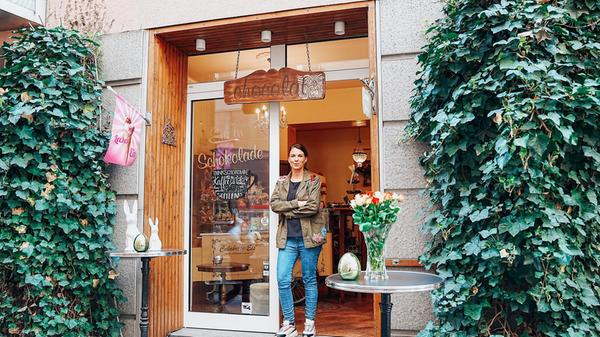 Seit April ist Schluss für das Chocolat in der Nürnberger Innenstadt. Inhaberin Sandra Calabrese gibt ihre Chocolaterie am Josephsplatz 26 nach 21 Jahren auf. Doch der Grund war eine Herzensentscheidung der Inhaberin: In einer Pressemitteilung gab sie damals bekannt, es sei der Mietvertrag ausgelaufen und sie widme sich seitdem ganz ihrerer Leidenschaft - dem Eis. Die Eisdiese Calabrese 54 in Nürnberg-Gostenhof betreibt sie nämlich nach wie vor weiter. Seit April ist Schluss für das Chocolat in der Nürnberger Innenstadt. Inhaberin Sandra Calabrese gibt ihre Chocolaterie am Josephsplatz 26 nach 21 Jahren auf. Doch der Grund war eine Herzensentscheidung der Inhaberin: In einer Pressemitteilung gab sie damals bekannt, es sei der Mietvertrag ausgelaufen und sie widme sich seitdem ganz ihrerer Leidenschaft - dem Eis. Die Eisdiese Calabrese 54 in Nürnberg-Gostenhof betreibt sie nämlich nach wie vor weiter.