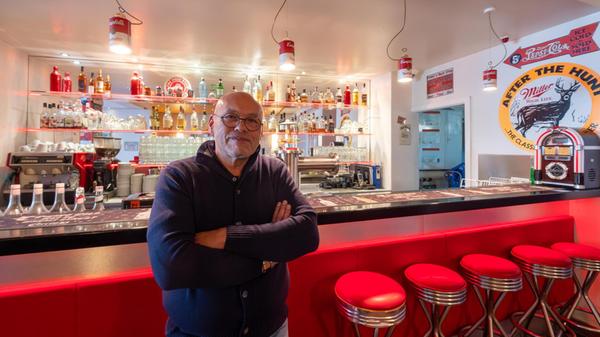 Das Chong's Diner in der Beckschlagergasse 6, in Nürnberg betrieb bis November 2025 Thilo Chong mit seiner Familie. In einem emotionalen Instagram-Beitrag schreibt die Familie: „Mit schwerem Herzen möchten wir euch mitteilen, dass Chong‘s Diner zum Ende des Jahres seine Türen schließen wird. Nach 28 wunderbaren Jahren voller Begegnungen, Geschichten und gemeinsamer Erinnerungen fällt uns dieser Schritt alles andere als leicht.“ Die Gründe für die Schließung kommunizieren die Inhaber ganz offen: Die aktuelle wirtschaftliche Lage sowie massiv gestiegene Kosten machen eine Fortführung des Betriebs nicht mehr möglich. Daher ist Ende 2025 für eines der ersten Burger-Restaurants in Nürnberg Schluss. Das Chong's Diner in der Beckschlagergasse 6, in Nürnberg betrieb bis November 2025 Thilo Chong mit seiner Familie. In einem emotionalen Instagram-Beitrag schreibt die Familie: „Mit schwerem Herzen möchten wir euch mitteilen, dass Chong‘s Diner zum Ende des Jahres seine Türen schließen wird. Nach 28 wunderbaren Jahren voller Begegnungen, Geschichten und gemeinsamer Erinnerungen fällt uns dieser Schritt alles andere als leicht.“ Die Gründe für die Schließung kommunizieren die Inhaber ganz offen: Die aktuelle wirtschaftliche Lage sowie massiv gestiegene Kosten machen eine Fortführung des Betriebs nicht mehr möglich. Daher ist Ende 2025 für eines der ersten Burger-Restaurants in Nürnberg Schluss.