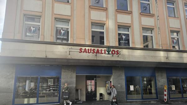 In der Färberstraße 10 gehört das Sausalitos seit Jahren fest zum Stadtbild der Nürnberger Innenstadt. Doch seit April dieses Jahres wusste niemand, ob und wie es mit der Restaurant-Kette weitergeht. Grund dafür ist vor allem die Insolvenz. So wurde aus den 40 Standorten in ganz Deutschland 17 Filialen der Tex-Mex-Kette. Auch das Lokal in Nürnberg musste im Sommer daran glauben und die Türen für immer schließen. In der Färberstraße 10 gehört das Sausalitos seit Jahren fest zum Stadtbild der Nürnberger Innenstadt. Doch seit April dieses Jahres wusste niemand, ob und wie es mit der Restaurant-Kette weitergeht. Grund dafür ist vor allem die Insolvenz. So wurde aus den 40 Standorten in ganz Deutschland 17 Filialen der Tex-Mex-Kette. Auch das Lokal in Nürnberg musste im Sommer daran glauben und die Türen für immer schließen.