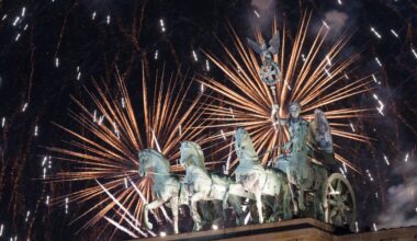 Verkehr in Berlin: Silvester am Brandenburger Tor: Party legt Verkehr lahm
