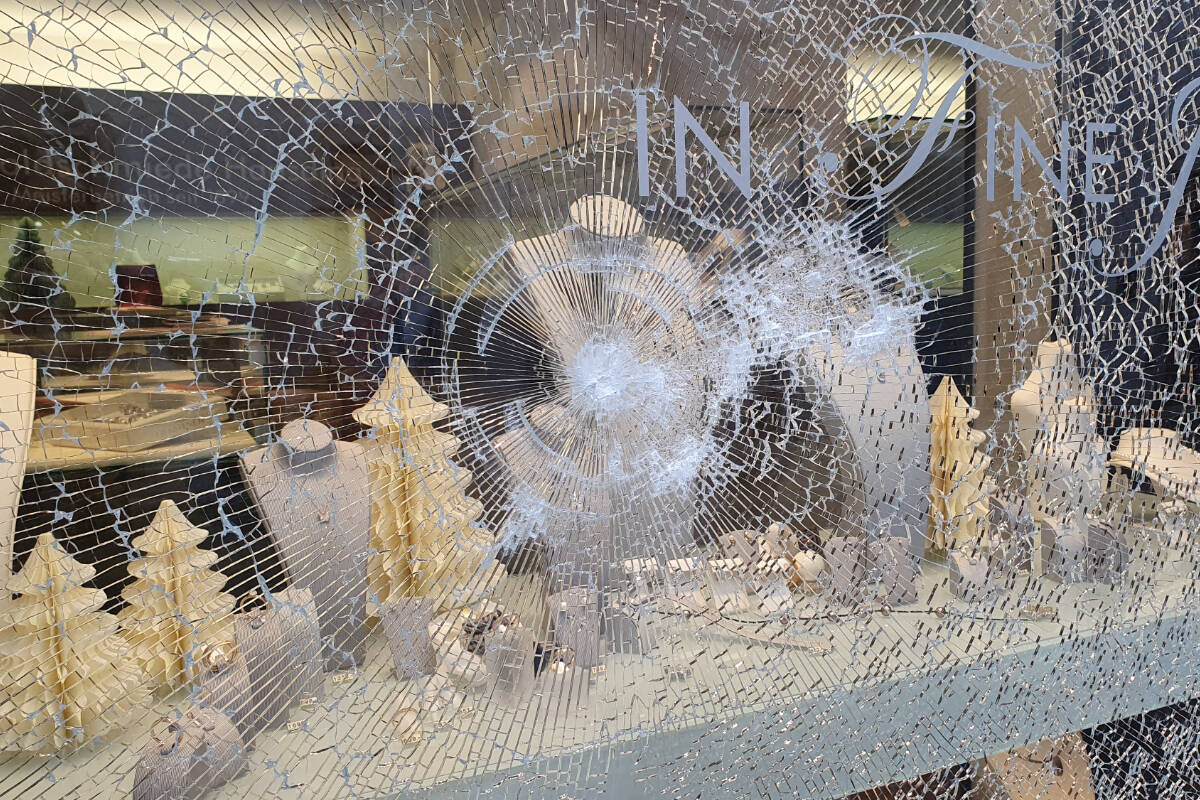 Pirna: Schaufenster mitten am Tag zertrümmert