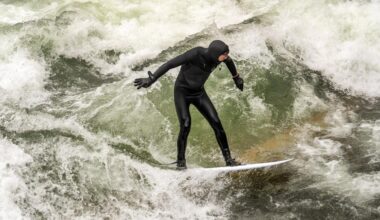 Surfwelle im Eisbach : Surf Club München bricht Versuch zur Erneuerung der Eisbachwelle ab