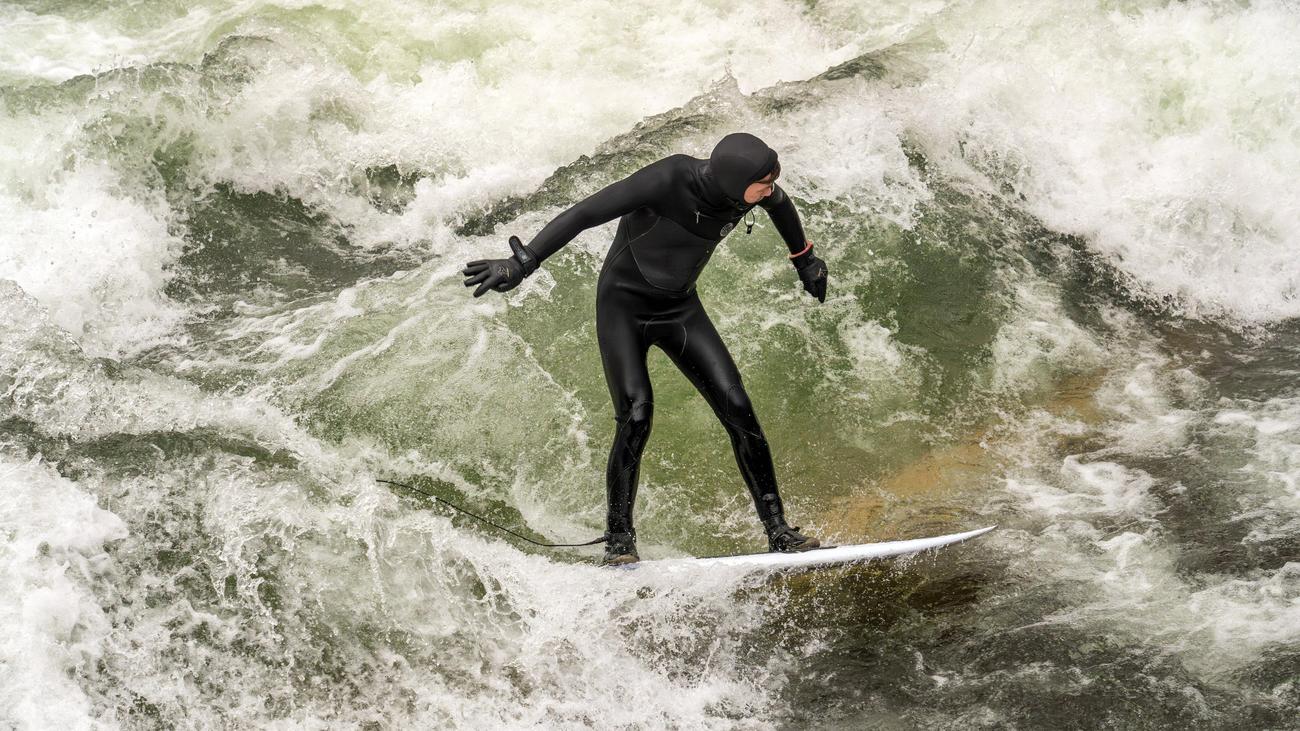 Surfwelle im Eisbach : Surf Club München bricht Versuch zur Erneuerung der Eisbachwelle ab