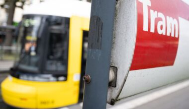 Straßenbahnunfall in Marzahn: Auto mehrere Meter mitgeschleift